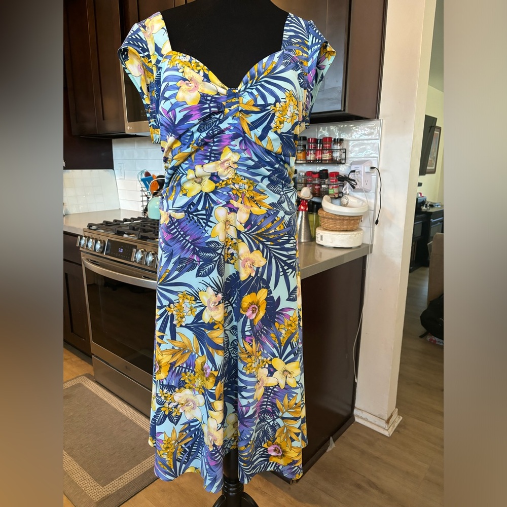 Brand: Bettie Page
Tropical floral dress (aqua/blue/yellow)
Size 2x